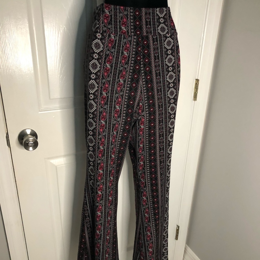 No Boundaries high waist stretchy bell bottom yoga pants, size XXLarge very cute